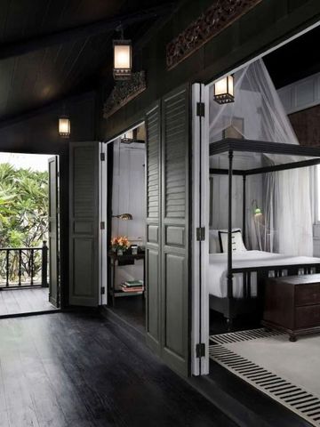 Stilvolles Schlafzimmer mit Balkon und traditionellen asiatischen Akzenten