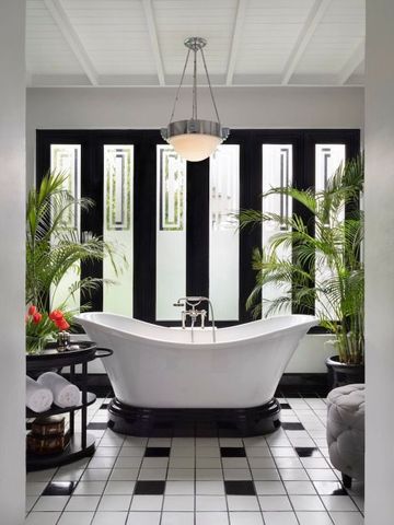 Elegantes Badezimmer mit freistehender Badewanne und Pflanzen