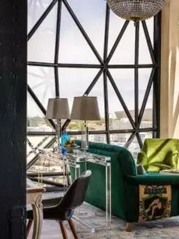 Moderne Lounge mit großer Fensterfront und luxuriösem Dekor im The Silo Hotel Kapstadt