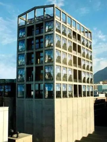 Imposante Fassade des The Silo Hotel Kapstadt mit geometrischem Design