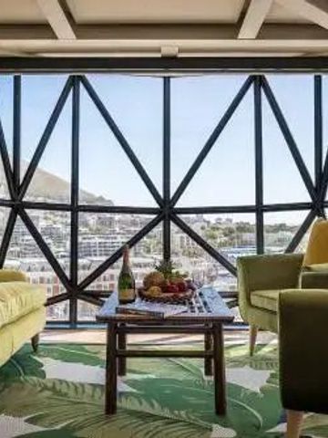 Helle Suite mit Panoramafenster und stilvollem Mobiliar im Silo Hotel Kapstadt