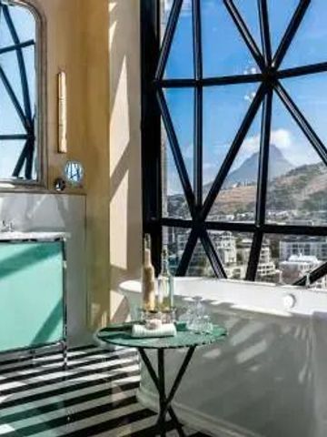 Luxuriöses Badezimmer mit freistehender Badewanne und Panoramablick im Silo Hotel