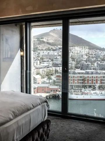 Moderner Raum mit Fensterblick auf den Hafen von Kapstadt im Silo Hotel