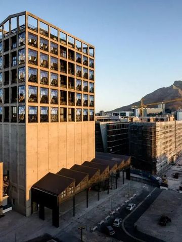 Beeindruckende Architektur des The Silo Hotel mit Berg im Hintergrund