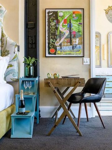 Elegantes Hotelzimmer mit Kunst und stilvollen Möbeln