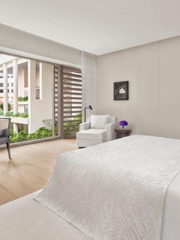 Helles Hotelzimmer mit Balkonblick auf urbane Umgebung.