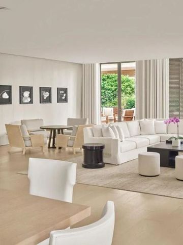 Große, helle Lounge mit modernen Möbeln und Blick auf den Garten