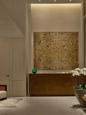 Elegante Lobby mit luxuriösem Dekor und bequemen Sitzmöglichkeiten