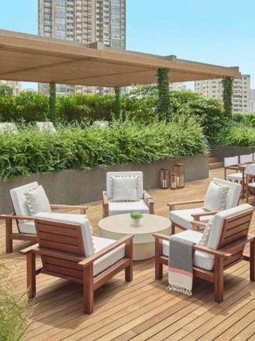 Dachterrasse mit Sitzbereich und üppiger Begrünung inmitten der Stadt