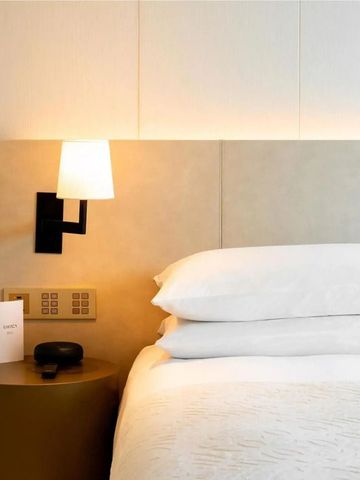 Detailaufnahme eines elegant eingerichteten Hotelzimmers mit Lampe und Telefongerät