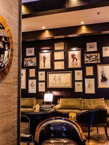 Geschmackvoll eingerichtete Lounge mit Kunstwerken an der Wand.