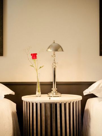 Gemütliches Schlafzimmer mit zwei Einzelbetten und Nachttisch.