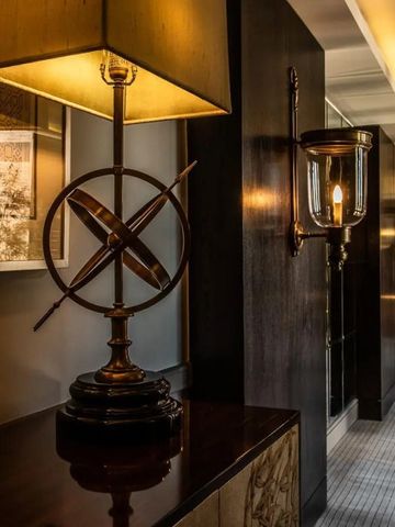 Elegante Lobby mit antiker Lampe und stilvollem Interieur