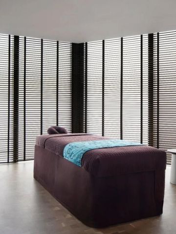 Ruheraum im Spa mit Massageliege und moderner Dekoration