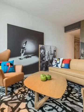 Gemütliches Sitzecke-Zimmer mit Sofa und farbenfrohen Kissen