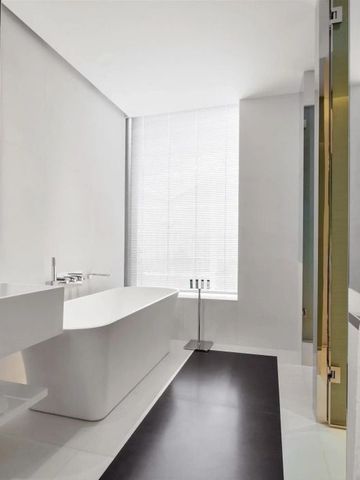 Geräumiges Badezimmer mit freistehender Badewanne und eleganter Einrichtung