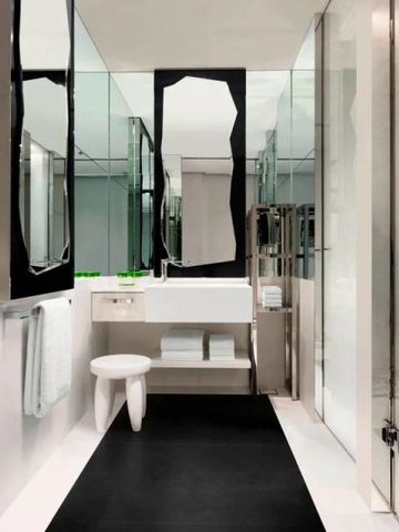 Modern gestaltetes Badezimmer mit einzigartigen Spiegeln und stilvoller Dekoration