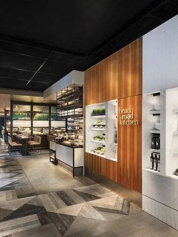 Modernes Restaurant mit eleganter Einrichtung und Regalen mit Deko