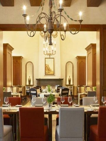 Fein eingerichtetes Restaurant mit edlen Holzelementen und stilvoller Beleuchtung.