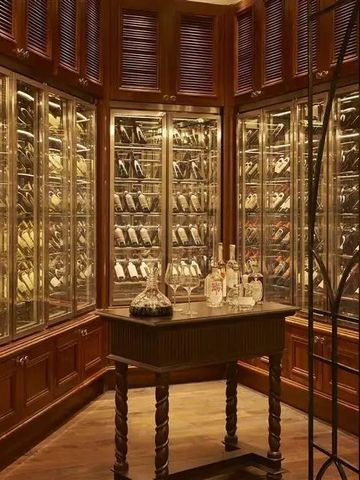 Erlesener Weinkeller mit edlen Holzregalen und feiner Auswahl an Weinen.