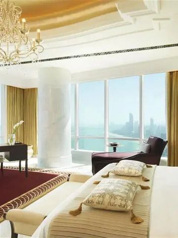 Luxuriöse Suite mit Panoramablick auf Stadt und Meer