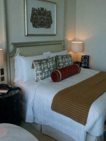 Komfortables Hotelzimmer mit Doppelbett und dekorativen Kissen