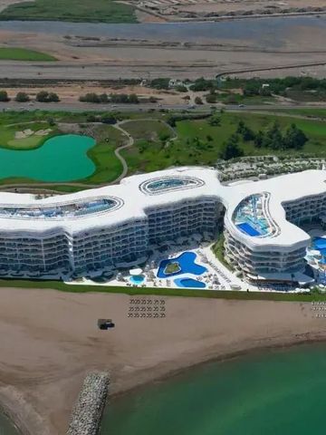 Vogelperspektive auf das Resort und den Golfplatz mit Meerblick