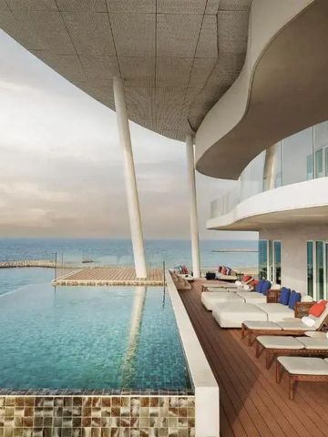 Infinity-Pool mit Meerblick und Sonnenliegen