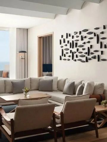 Helles Wohnzimmer einer Suite mit Meerblick