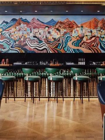 Bar mit kunstvoller Wandmalerei und stilvoller Bestuhlung in luxuriösem Ambiente