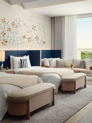 Moderne Doppelzimmer-Suite mit heller Dekoration und großen Fenstern mit Gartenblick