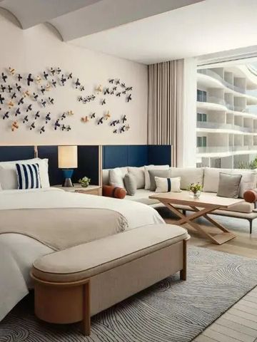 Luxuriöses Schlafzimmer mit Zugang zu einem Balkon und Meerblick