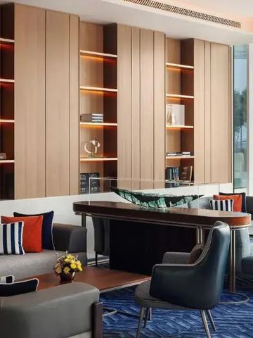 Eleganter Loungebereich mit modernen Möbeln und Holzregalen