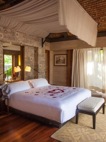 Gemütliches Schlafzimmer mit Himmelbett und dekorativen Akzenten in heller Suite