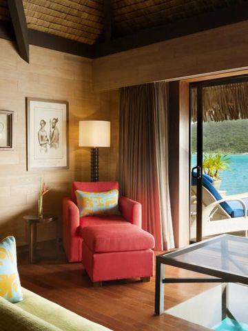 Suite-Wohnbereich mit Meerblick und eleganter Einrichtung