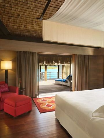 Geräumiges Schlafzimmer mit Blick auf das türkisfarbene Wasser