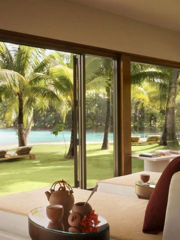 Wellnessbereich mit Blick auf Palmen und tropische Umgebung