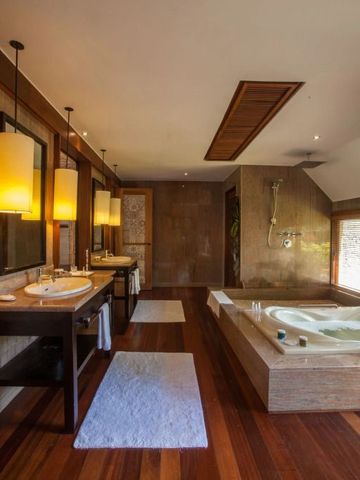 Modernes Badezimmer mit Doppelwaschbecken und hochwertige Ausstattung