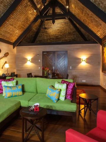 Steingebäudewohnzimmer mit Holzdach, bequemen Sofas und Holzmöbeln