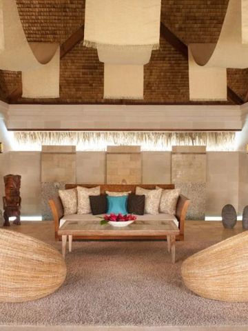 Elegante Lobby mit Rattansesseln, dekorativer Decke und Holzdetails