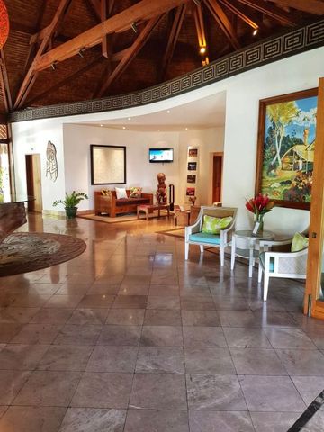 Hotel-Lounge mit Kunstwerken und gemütlichen Sesseln, Holzdach