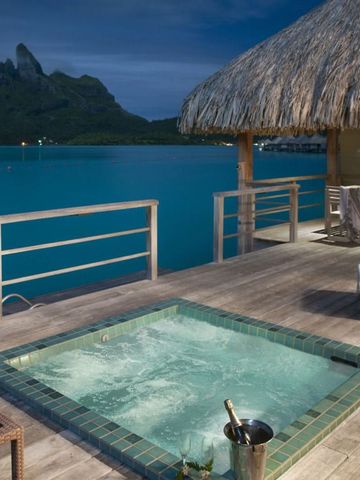 Privater Whirlpool auf Terrasse mit Blick auf Ozean und Berge