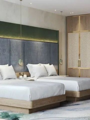 Luxuriöses Hotelzimmer mit zwei großen Betten und eleganter Einrichtung