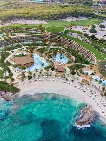 Luftaufnahme des Resorts mit Pool und Strand an der Küste