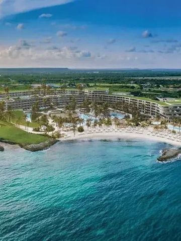 Panoramablick auf das Resort und die umliegende Küstenlandschaft