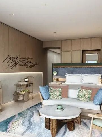 Luxuriöses Zimmer mit modernem Dekor und stilvollem Mobiliar