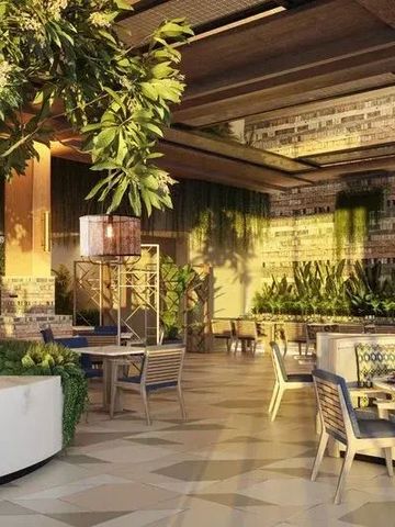 Gemütlicher Innenbereich mit viel Grün und natürlichem Licht