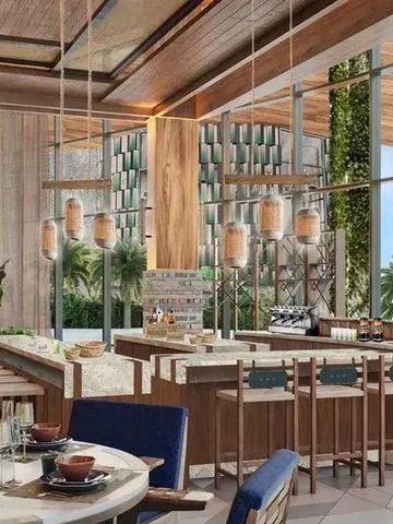 Elegantes Restaurant mit natürlichem Licht und modernen Holzdetails