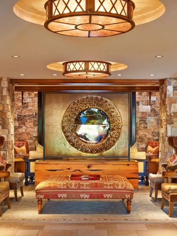 Elegante Lobbygestaltung mit einzigartigem Kunstwerk und stilvollen Sitzgelegenheiten