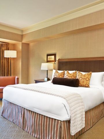 Geräumiges Hotelzimmer mit Kingsize-Bett und Blick auf die Natur